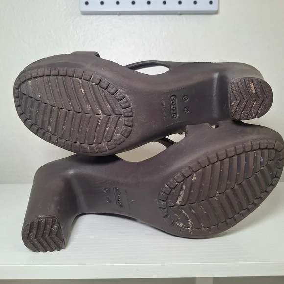 Brown Crocs Cyprus IV strappy platform sandals - Picture 9 of 9